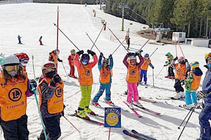 Els nens i nenes de segon cicle de l'escola andorrana de Sant Julià de Lòria van aprofitar el bon temps per anar a esquiar a Pal i aprendre més sobre aquest esport.