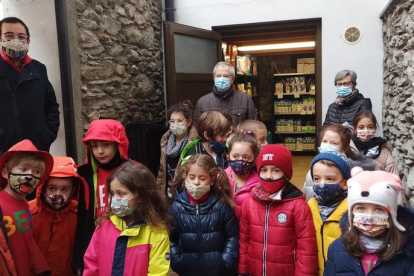 La classe dels Mussols, de primer cicle de l'escola andorrana de Sant Julià, va visitar Càritas Andorrana per conèixer les tasques i els serveis de l'entitat a famílies que ho necessiten.