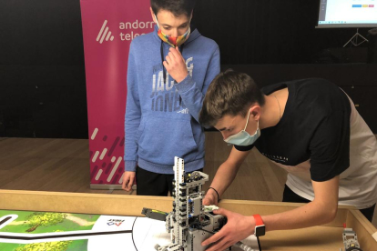 Vuit equips d'escolars van participar dimecres a la prova final de la competició de robòtica internacional LEGO League que es va fer en format semipresencial per la pandèmia.