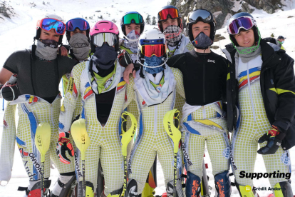 Els esquiadors nacionals han competit al Campionat d'Andorra Trofeu Crèdit Andorrà a la pista Les Canals d'Ordino Arcalís on Àlex Rius i Íria Medina es van proclamar campions d'eslàlom. Els participants van posar en grup després d'acabar la cursa.