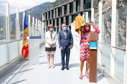 La cònsol major d'Andorra la Vella Conxita Marsol, Xavier Espot i Meritxell Palmitjavila inauguren la passarel·la