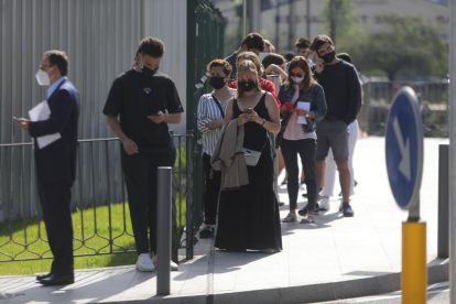 Ciutadans esperant l'obertura del centre de vacunació avui