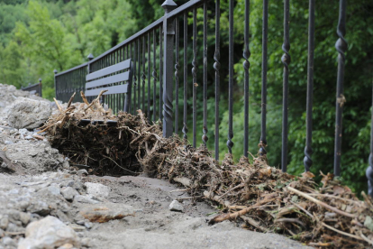 El temporal de fortes pluges d'ahir a la tarda va colpejar la parròquia de Sant Julià deixant nombrosos desperfectes a la xarxa viària