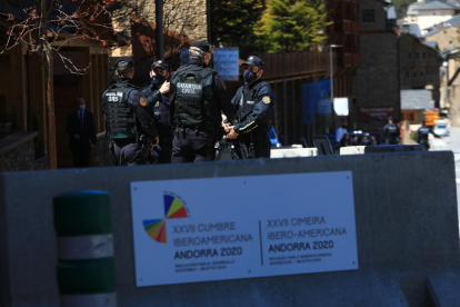 Agents de la guàrdia civil, la policia espanyola i l'andorrana col·laboren en vigilar la seguretat a Soldeu