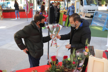 Compra de roses a una parada a Escaldes