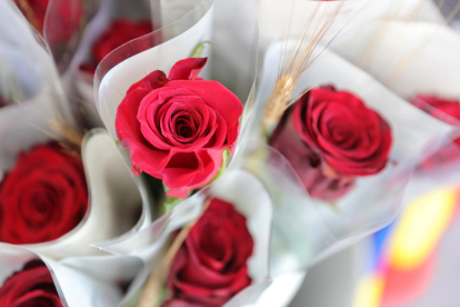 La demanda de roses ha esgotat les existències d'alguna floristeria passades les onze del matí