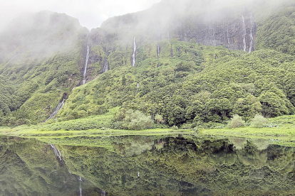 La màgia de la natura a les Açores que va captivar Leyre López queda plasmada en la imatge que rep el tercer premi. Una fotografia feta a l'illa de 
Flores de boscos i aigua amb la qual guanya una entrada 
doble per gaudir  de les instal·lacions d'Inúu.