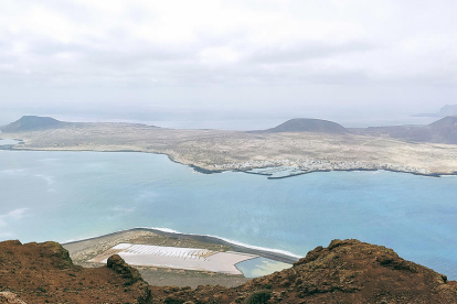 Des de l'illa de Lanzarote, Sergio de las Heras opina que “les meravelloses vistes i la geologia singular de l'illa de la Graciosa sorprenen els visitants d'aquest espai, on també es poden visitar algunes obres de l'artista local César Manrique.”