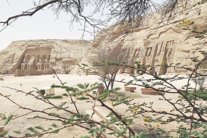 “I darrere de l'arbre... la meravella. Els temples d'Abu Simbel treuen l'alè fins i tot a aquesta distància.” Així descriu Jan Sau aquest sentiment que va aconseguir captar a la imatge d'aquest espai al sud d'Egipte.