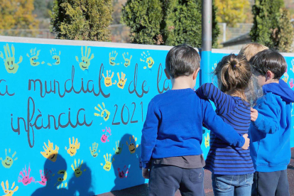 Els nens i nenes d'infantil del col·legi Sant Ermengol van deixar les petjades de colors al mural que van realitzar per commemorar el Dia mundial de la infància i van aprofitar l'ocasió per vestir-se també de color blau i celebrar-ho tots junts.