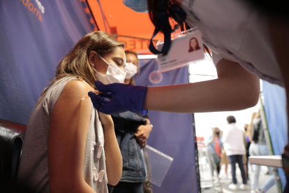 Una noia rep la primera punxada d'immunització contra la Covid