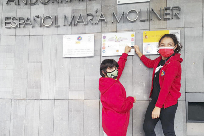 Els dos ecodelegats de sisè de primària del col·legi espanyol María Moliner van col·locar el distintiu d'Escola Verda que ha rebut la seu d'infantil i primària per novè any consecutiu.
