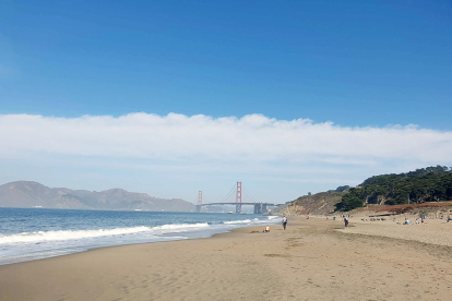 El Golden Gate és el pont més popular de San Francisco, amb una longitud que supera el quilòmetre i una altitud de més de 200 metres. L'Aída Ahumada, durant el viatge als Estats Units, va captar aquesta imponent imatge a peu de platja.