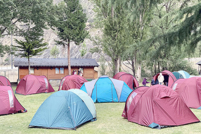Les baixes temperatures no han impedit que els participants a l'acampada al prat de la casa de colònies AINA s'ho hagin passat “pipa”. La Digna ha captat el moment amb la dita de mossèn Ramon “fent pinya o no pinya”.
