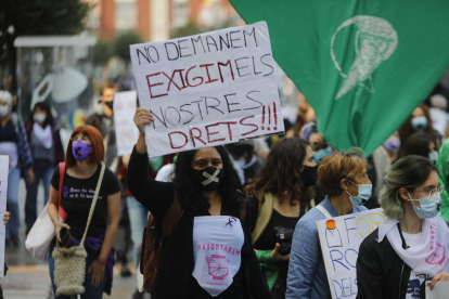 Hi han participat activistes d'associacions feministes de França i Espanya