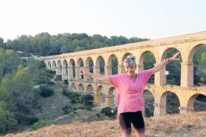L'aqüeducte de les Ferreres o el Pont del Diable és on a l'África Carpi li feien aquesta foto estiuenca i divertida. La infraestructura romana patrimoni de la Unesco és un lloc perfecte per passejar o gaudir de la posta de sol.