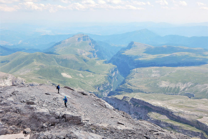 L'anomenat Cañón de Añisclo és una de les rutes de senderisme més representatives dels Pirineus d'Osca. En Xavier Rillo va captar aquesta imatge on les muntanyes desapareixen en l'horitzó fins a arribar a fondre's amb el cel i semblen esquerdades.