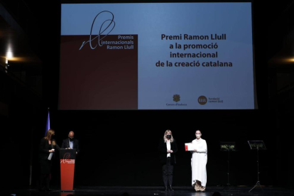 La premiada Naomi Kawase recollint el guardó