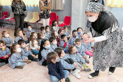 Els d'infantil de l'escola Sagrada Família d'Escaldes van rebre la visita de la castanyera, que va aprofitar per explicar-los un conte i gaudir d'una tarda de tradició.