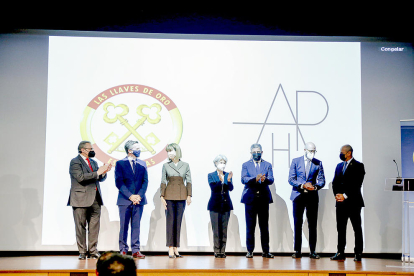 La cerimònia d'imposició del distintiu internacional de les Claus d'or es va dur a terme dijous passat a l'Andorra Park Hotel  amb la presència de diverses autoritats. Adel Nsir, conserge de l'establiment, va ser el primer guardonat del país.