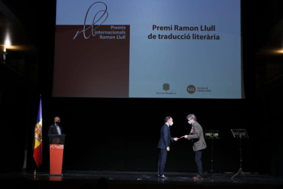 Espot entrega el Premi Ramon Llull de traducció literària a Ronald Puppo