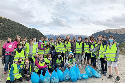 Més d'un miler i mig d'escolars van participar al Clean Up Day. Organitzats i amb una bossa d'escombraries a la mà, el alumnes del Lycée Compte de Foix van fer una gran tasca per conscienciar sobre la importància de cuidar l'entorn.