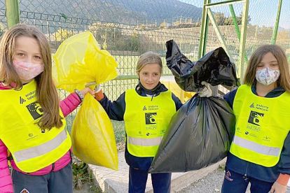 Els centres escolars van fer la neteja durant dos dies per la situació de la pandèmia de la Covid. Els alumnes del Sant Ermengol es van esforçar de valent per omplir les bosses.