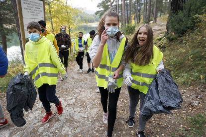 Els escolars del Lycée van treballar de valent i es van divertir en grup. Ben equipats amb les armilles i els guants de seguretat proporcionats per Andorra Telecom als participants.