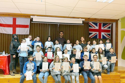 Els estudiants d'anglès del col·legi Mare Janer van celebrar la cerimònia d'entrega de diplomes dels exàmens del curs passat de Cambridge en les proves dels nivells Movers, Flyers, Key, Pet i First Certificate.