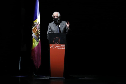 Vicenç Villatoro fent un parlament