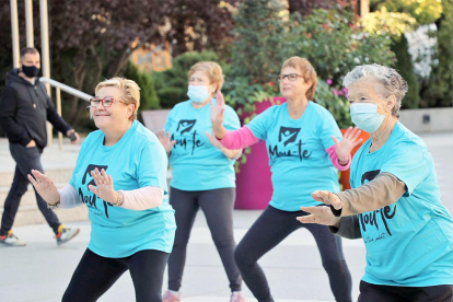 El Dia internacional de la gent gran a Encamp va començar amb molta energia, i és que la plaça del comú encampadà va acollir una classe magistral de Fit dansa de la campanya Mou-te per la teva salut, en què van participar una vintena de persones.