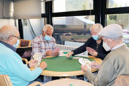 Els padrins d'Encamp van gaudir del campionat de botifarra celebrat durant el Dia internacional de la gent gran al Cafè del Poble per donar el tret de sortida a la jornada.