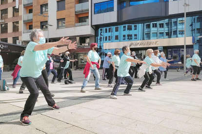 L'activitat física és clau per a un embelliment actiu i saludable, per això els avis d'Escaldes-Engordany van aprofitar per fer una caminada per la parròquia.