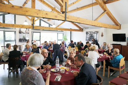 La Llar de Lòria de Sant Julià acollia el dinar de celebració del Dia internacional de la gent gran després de la missa acompanyada pel duo de la Fundació ONCA.