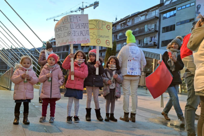 Un grup de nens espera que s'iniciï la protesta contra l'obligació de presentar el passaport Covid.