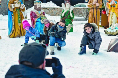 El pessebre de la plaça de les Fontetes, a la parròquia de la Massana, ha acollit aquests dies la visita de molts residents i turistes curiosos que no perdien l'ocasió per fer-se una foto amb els tres Reis i els altres membres envoltats de neu.