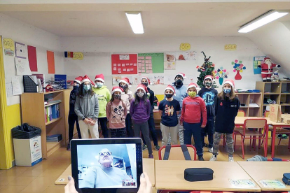 Els alumnes de tercer cicle de l'escola andorrana de Sant Julià mantenen telemàticament la bonica tradició de cantar nadales als padrins d'El Cedre malgrat la pandèmia.