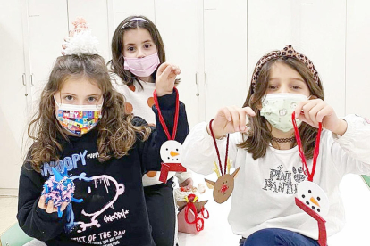 Els alumnes de l'Escola d'Art de Sant Julià de Lòria han creat els adornaments que posaran ben a prop de l'arbre de Nadal perquè el Pare Noel els vegi quan els porti els regals.