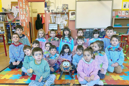 La classe dels Ossos de l'escola andorrana de Sant Julià ja tenen el tió a classe a punt per aquest Nadal. Els infants el van alimentant cada dia perquè quan arribi el moment d'obrir els regals, el tió cagui moltes coses, de moment, però, toca esperar .