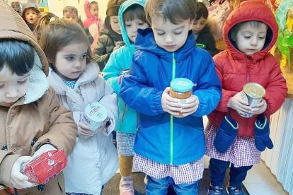 El col·legi Mare Janer ha tirat endavant la campanya de Nadal en benefici del banc d'aliments i de Càritas Andorrana. Els més petits ja hi van participar fent la seva aportació.