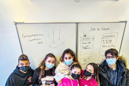 Els alumnes de la classe d'iniciació a l'activitat emprenedora i empresarial del Sant Ermengol han rebut material per recordar dones emprenedores i reivindicar la figura de la dona.