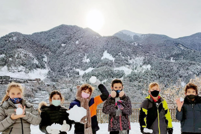 Les nevades han continuat aquesta setmana deixant petjada a totes les cotes del país i la neu ha tornat a ser la protagonista també al pati del col·legi Sant Ermengol. Els alumnes han pogut gaudir-ne i divendres van aprofitar per divertir-se.