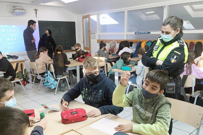 Els agents de circulació comunals van impartir diferents tallers d'educació viària als alumnes de 5è i 6è del col·legi Mare Janer. Ara podran anar més segurs per la via!