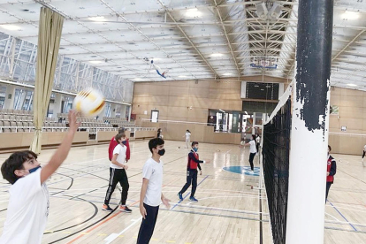 Els alumnes de 2n d'ESO del SAFA d'Escaldes, van aprendre a ser uns professionals del voleibol amb les pautes que els va donar un tècnic de la Federació Andorrana de Voleibol.