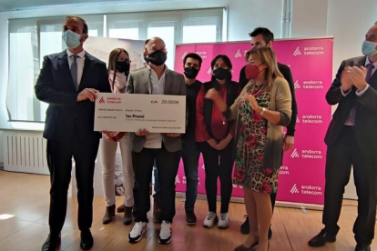 Xavier Orteu rep el xec de 20.000 euros per guanyar el concurs d'idees