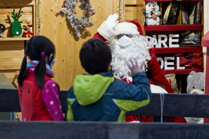 Els infants saludant el Pare Noel a la Massana