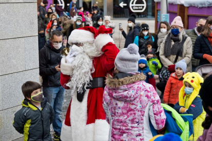 La presència del Pare Noel als carrers de la Massana va despertar expectació