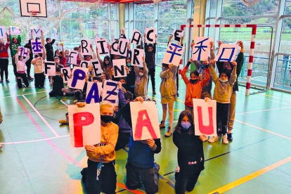 Alumnes i docents de l'escola andorrana de la Massana es van agrupar dimarts a la tarda per fer un acte conjunt a favor de la pau a tot el món. Van il·lustrar el símbol més representatiu de la pau i van aixecar rètols en diversos idiomes.