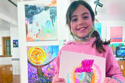 Els més petits de l'escola d'art de Sant Julià van visitar l'exposició d'ArtCamp per plasmar a la seva manera les obres dels més de 80 artistes internacionals que hi han exposat.