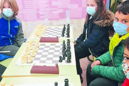 Els infants de 1r i 2n de primària del col·legi María Moliner van disputar dijous el Torneig escolar d'escacs, amb una participació massiva i molta motivació.